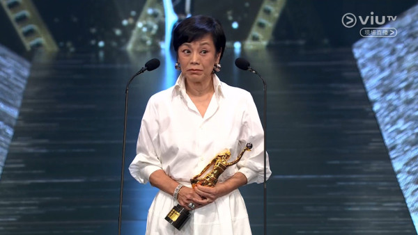 第42届香港电影金像奖：姜大卫获最佳男配角奖座，庆祝结婚周年。洪金宝获终身成就奖，感激老婆和前妻。