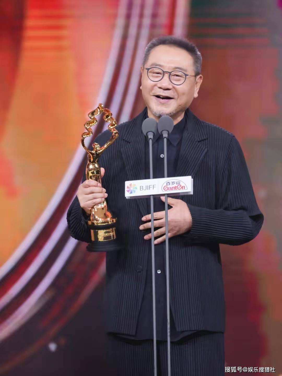 范伟获得天坛奖最佳男主角奖，62岁年龄再夺影帝称号